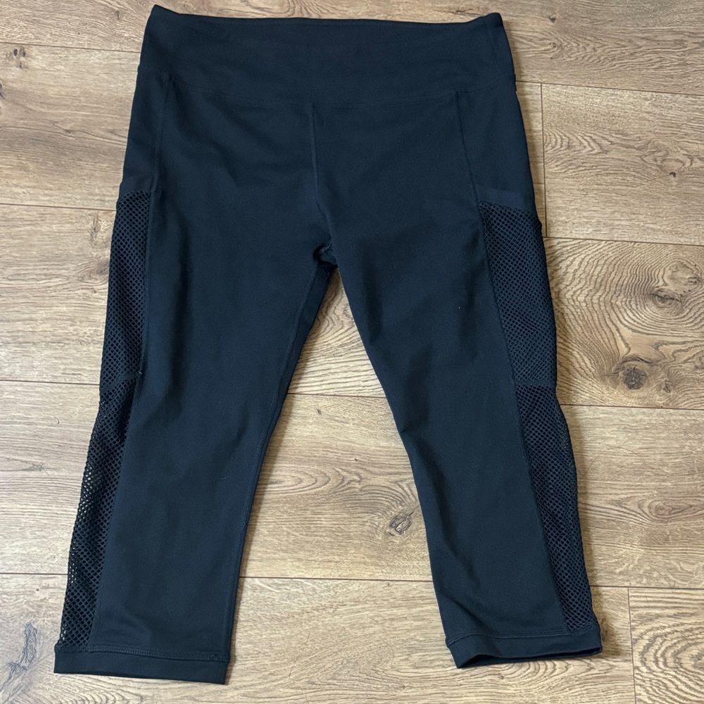 Women's FABLETICS cropped leggings black with mesh and mesh pocket Medium